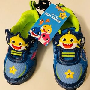 Baby Shark Toddler Light Up Tennis Shoes Sneaker Boys Girls size 7 NWT